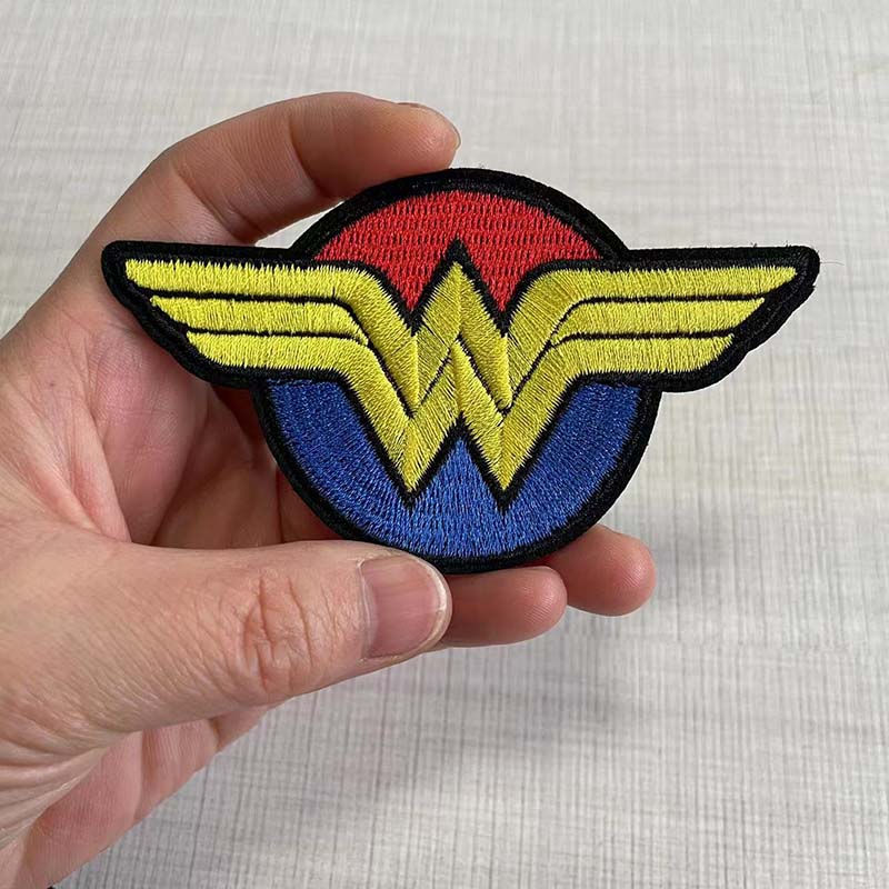 W Alfabet Brief Geborduurde Em - Velcro Sew On recensie en prijs